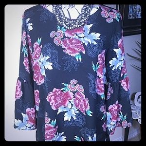 Bodeau, 0032 blk floral top w/bell sleeves, size M